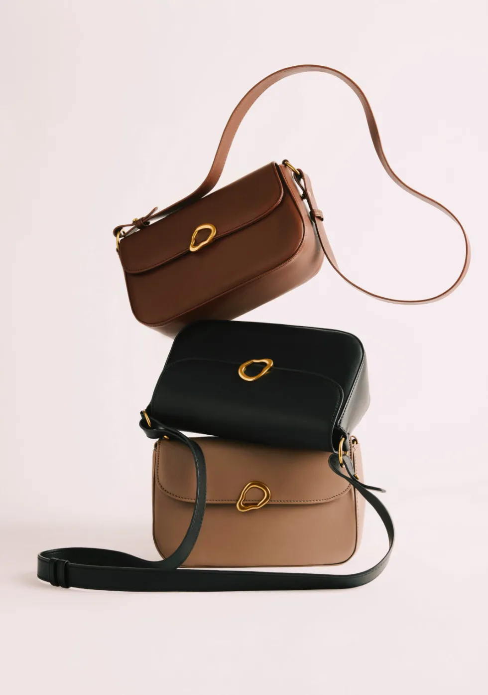 BOLSO BANDOLERA NEGRO HEBILLA