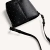 BOLSO BUCKET NEGRO TACHAS