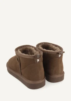 BOTAS AUSTRALIANAS COLOR TAUPE DE CAÑA BAJA PARA MUJER BEREK