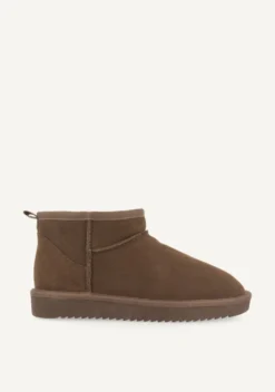 BOTAS AUSTRALIANAS COLOR TAUPE DE CAÑA BAJA PARA MUJER BEREK