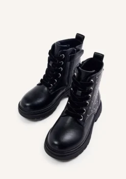 BOTAS TACHAS Y CORDONES