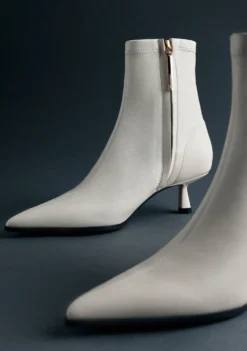 BOTINES ELÁSTICOS PIEL BLANCO ROTO BY MELYSSA PINTO