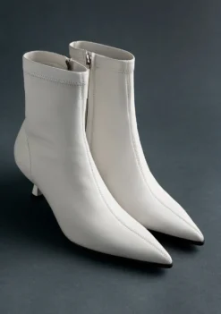 BOTINES ELÁSTICOS PIEL BLANCO ROTO BY MELYSSA PINTO