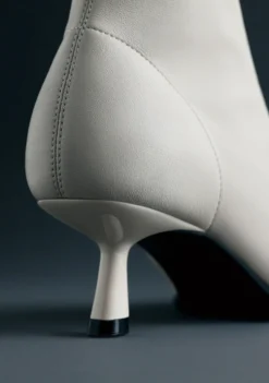 BOTINES ELÁSTICOS PIEL BLANCO ROTO BY MELYSSA PINTO