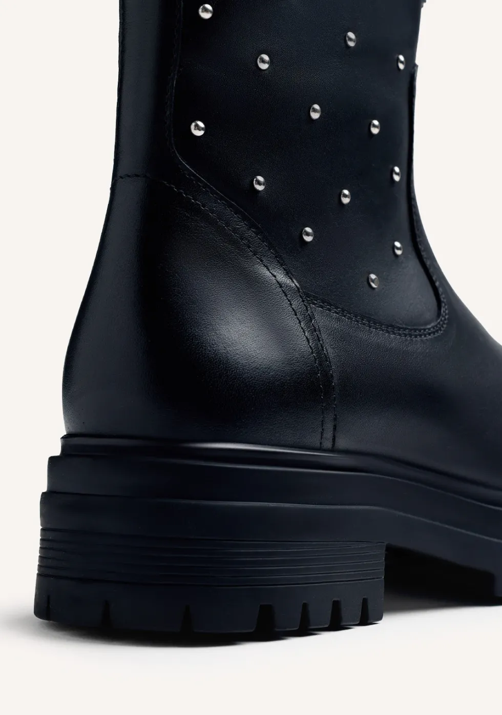BOTINES NEGRO PIEL TACHAS