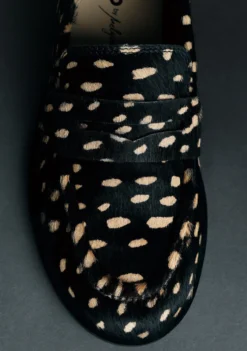 MOCASINES PIEL ESTAMPADO ANIMAL NEGRO BY MELYSA PINTO