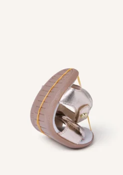 SANDALIAS BAREFOOT PIEL BRILLO Y MARIPOSA SLITE