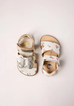 SANDALIAS BAREFOOT PIEL BRILLO Y MARIPOSA SLITE