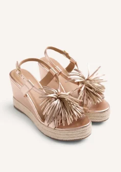 SANDALIAS CUÑA PIEL BRILLO Y FLECOS KILOSA