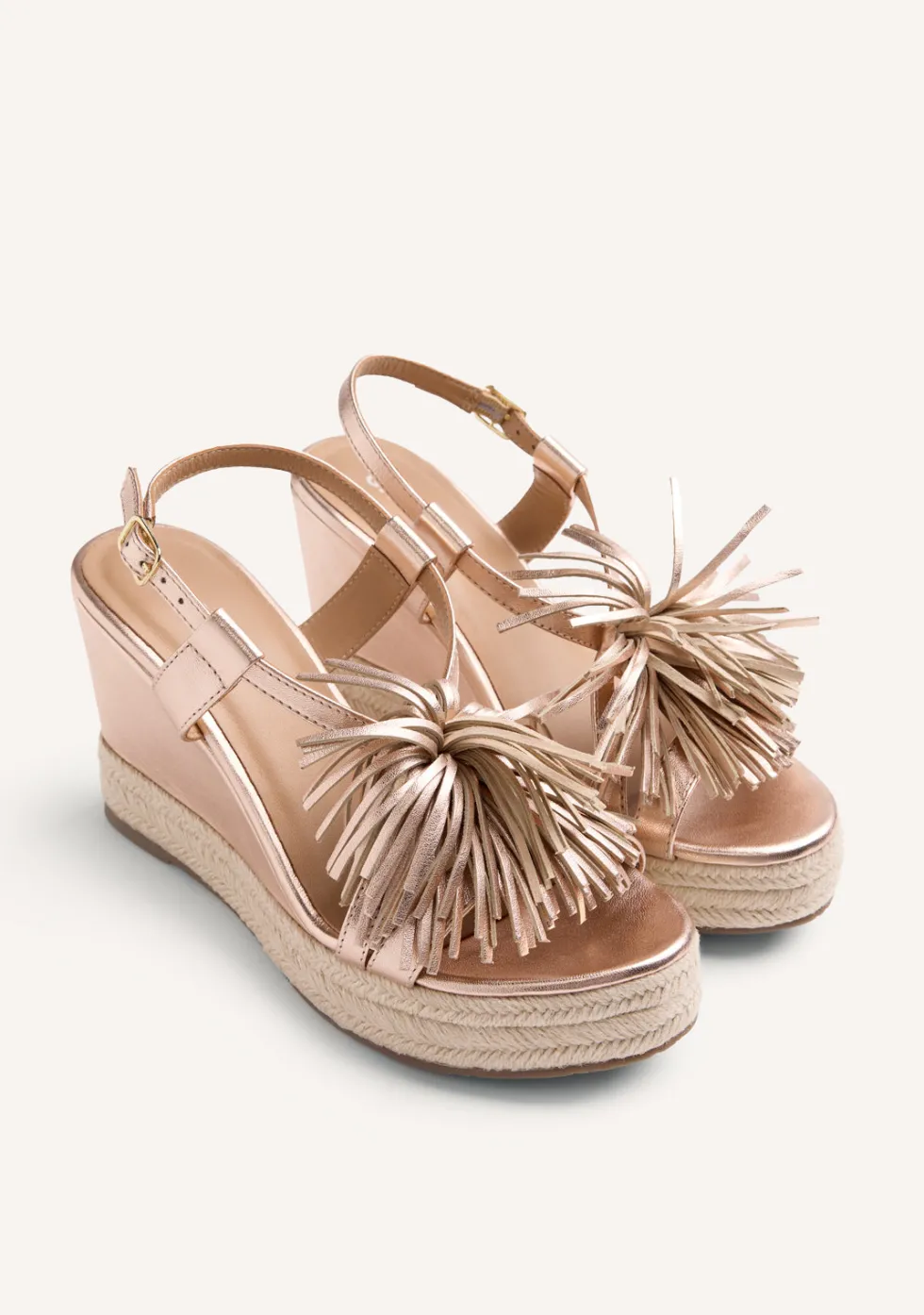 SANDALIAS CUÑA PIEL BRILLO Y FLECOS KILOSA