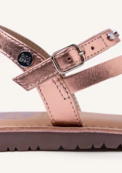 SANDALIAS PIEL BRILLO, TACHAS Y OLLADOS AWASI