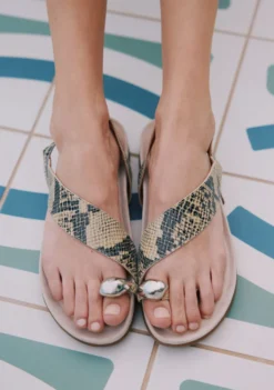 SANDALIAS PIEL ESTAMPADO ANIMAL Y JOYA TANAUAN