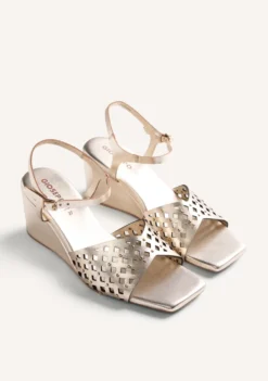 SANDALIAS TACÓN PIEL CALADA Y TACHAS PESHTIGO