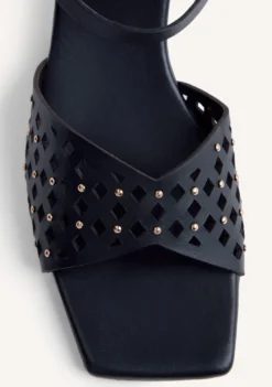 SANDALIAS TACÓN PIEL CALADA Y TACHAS PESHTIGO