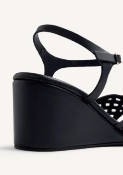 SANDALIAS TACÓN PIEL CALADA Y TACHAS PESHTIGO