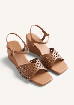 SANDALIAS TACÓN PIEL CALADA Y TACHAS PESHTIGO