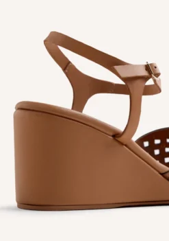 SANDALIAS TACÓN PIEL CALADA Y TACHAS PESHTIGO