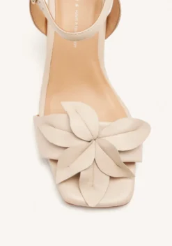 SANDALIAS TACÓN PIEL FLOR