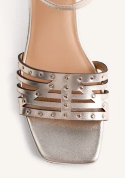 SANDALIAS TACÓN PIEL Y TACHAS BAIS