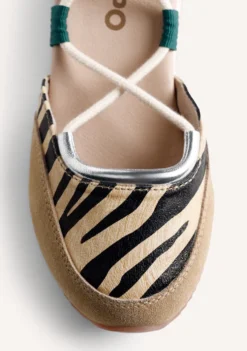 ZAPATILLAS ABIERTAS PIEL CUÑA ESTAMPADO ANIMAL ABUYA