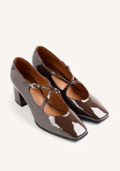 ZAPATOS TACÓN MARRÓN EFECTO CHAROL