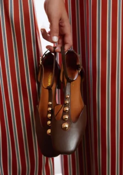 ZAPATOS TACÓN MARRÓN TACHAS