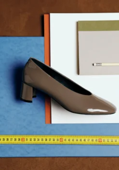 ZAPATOS TACÓN TAUPE EFECTO CHAROL