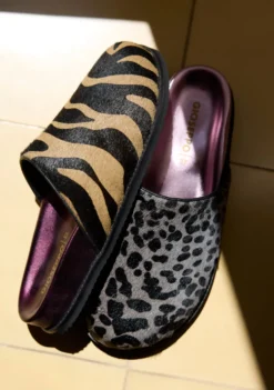 ZUECOS ESTAMPADO ANIMAL PIEL HEBILLA