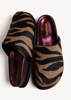 ZUECOS ESTAMPADO ANIMAL PIEL HEBILLA