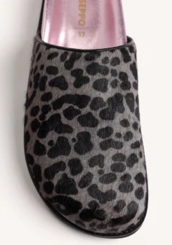 ZUECOS ESTAMPADO ANIMAL PIEL HEBILLA