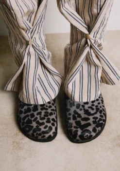 ZUECOS ESTAMPADO ANIMAL PIEL HEBILLA